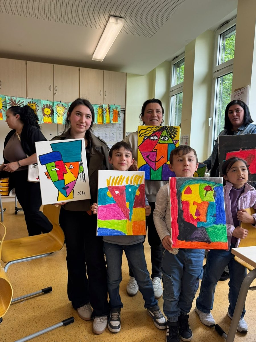 Kinder und Eltern mit ihren Picasso-Bildern