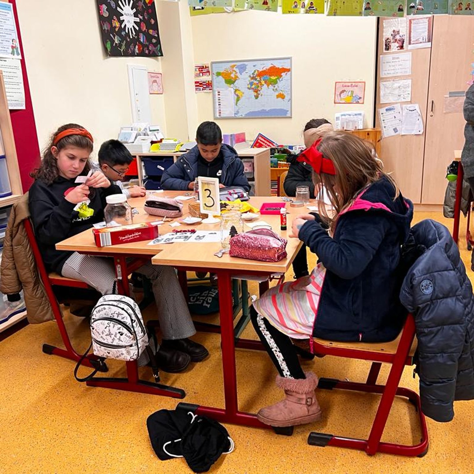 Kinder beim Basteln