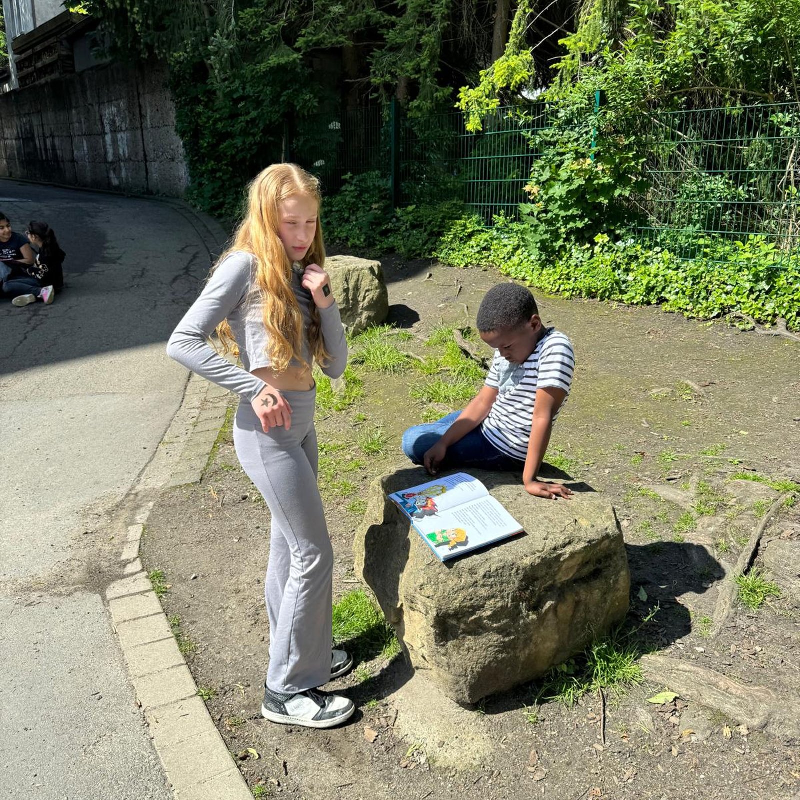 Lesen auf Steinen